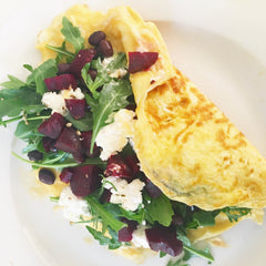 Omelette with beetroot, rocket and ricotta